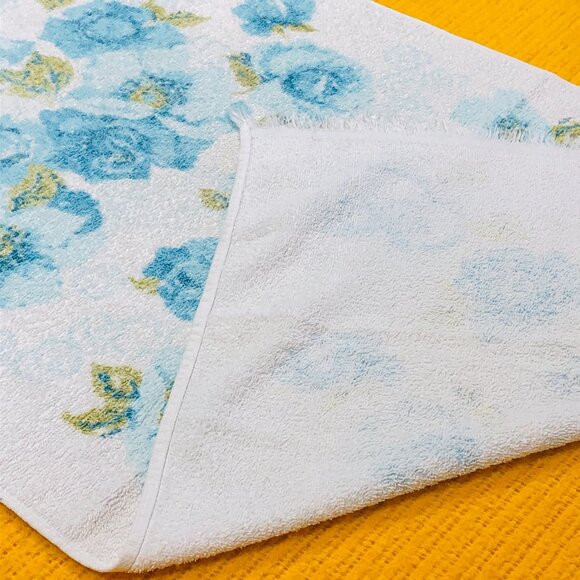 Vintage 60s CANNON Blue Cabbage Rose Bouquet Decorative Fringed Towel 22" x 36" - Picture 3 of 10